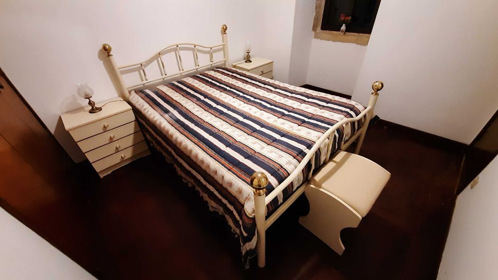 Mobília quarto casal cama mesa cabeceira banco