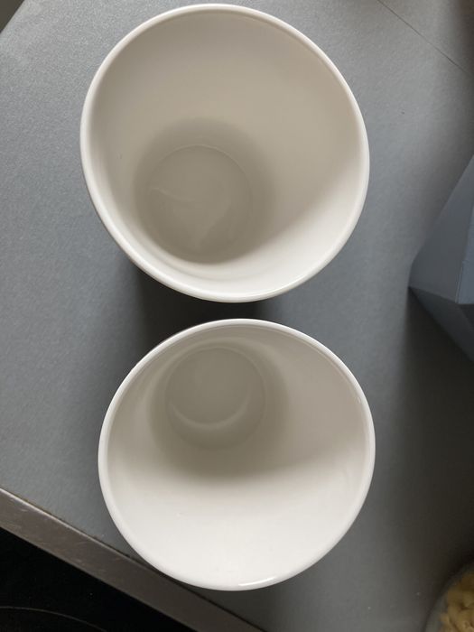 dwa nieuzywane kubki