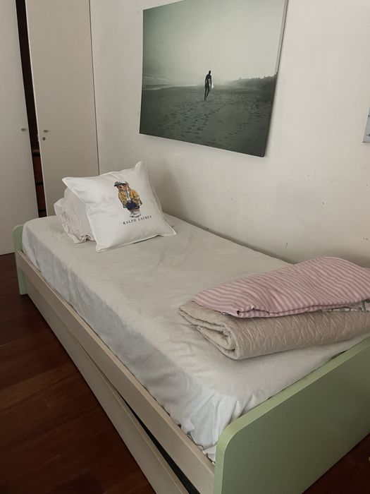 cama solteiro, com cama imbutida em baixo que levanda