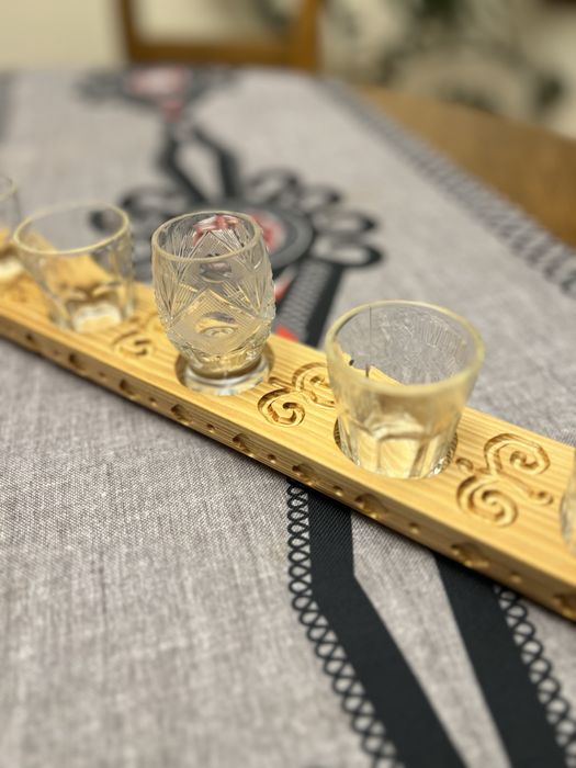 Tacka na kieliszki góralska, ręcznie robiona, drewniana ozdoba