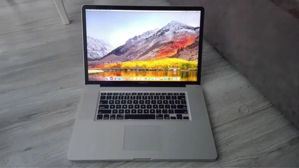 SUPER SZYBKI laptop APPLE MacBook Pro 17 ''  i7 / 16GB / SSD 512GB