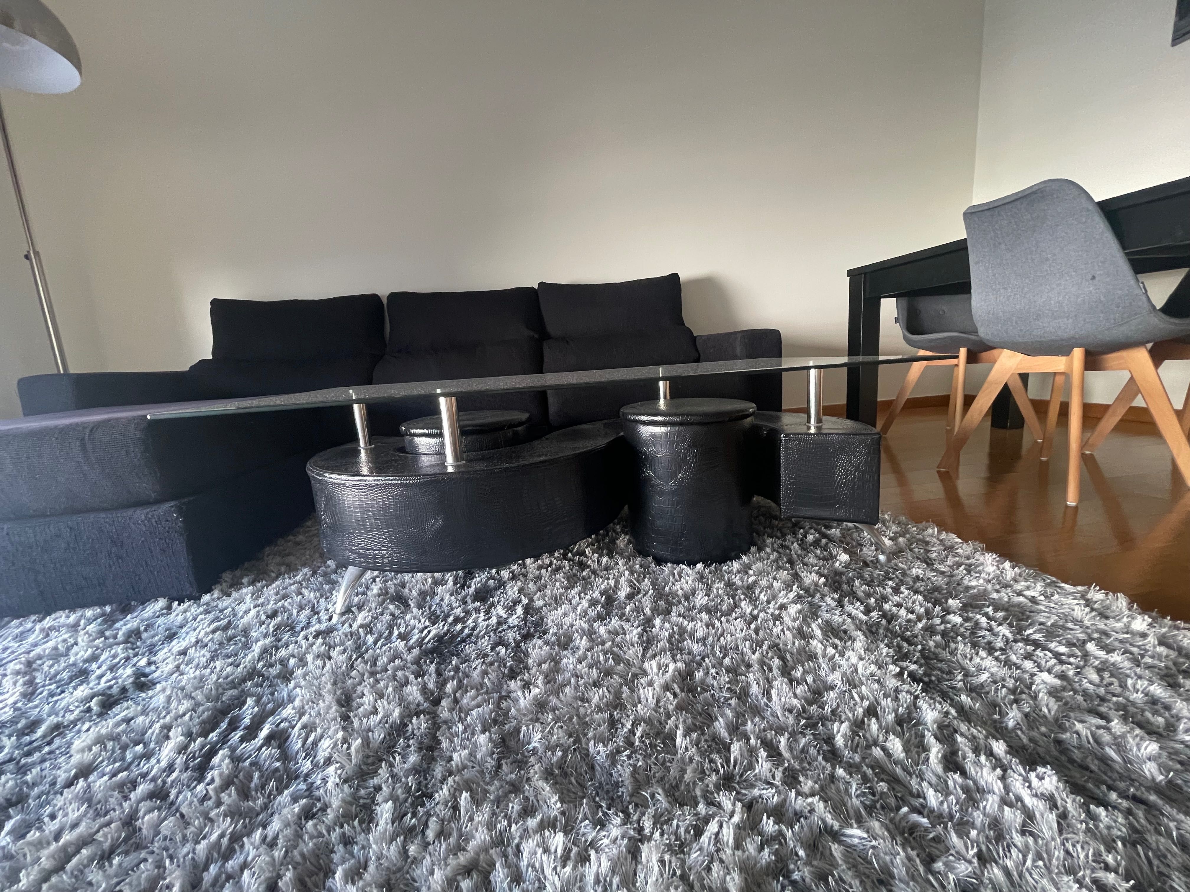 Mesa de Centro com Tampo de Vidro + 2 Bancos, Moderna em Ótimo Estado