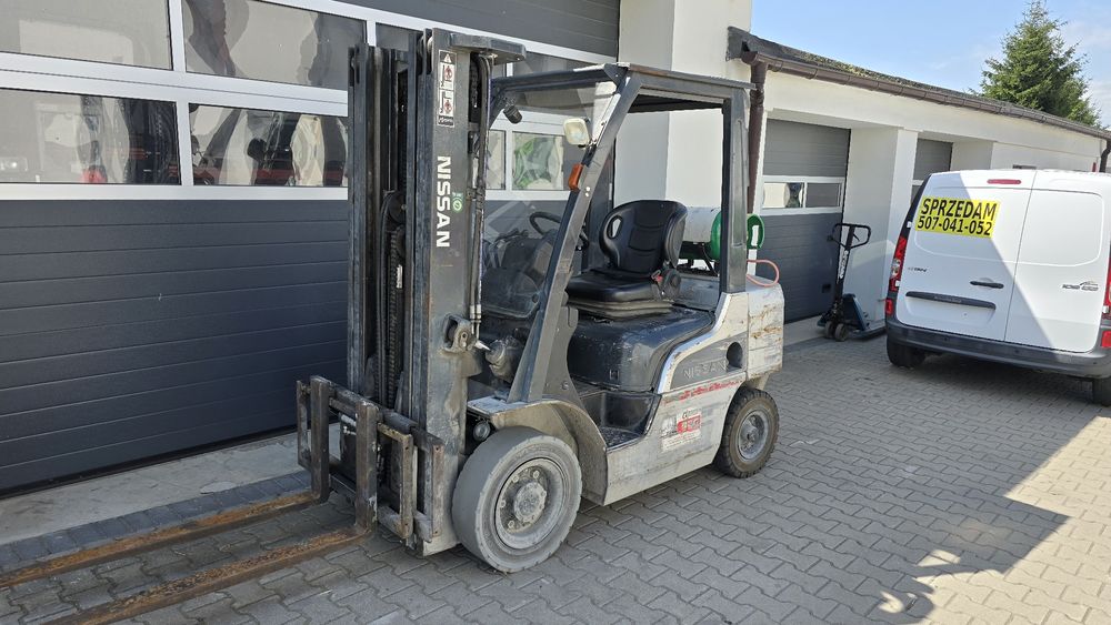 Wózek widłowy NISSAN 2,5 tony triplex przesuw , wolny skok ,udt