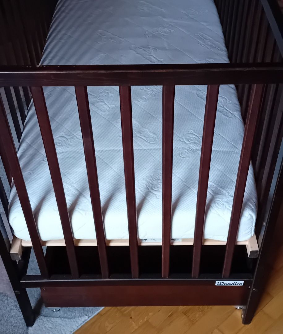 Woodies łóżeczko z szufladą materacem 60x120 niemowlęce łóżko brązowe