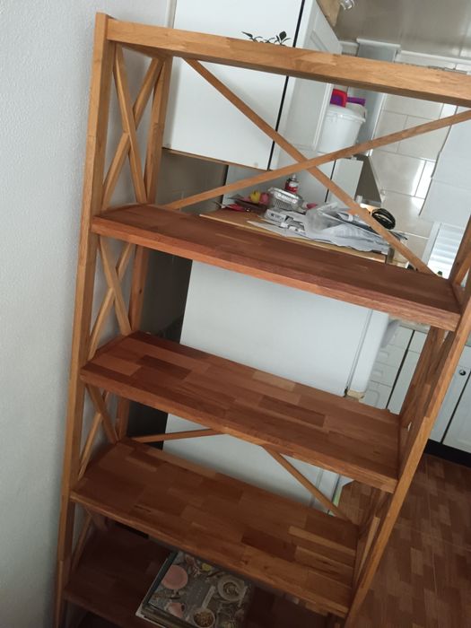 Estante alta em madeira