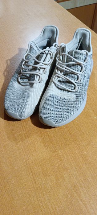 Продам майже нові кросівки