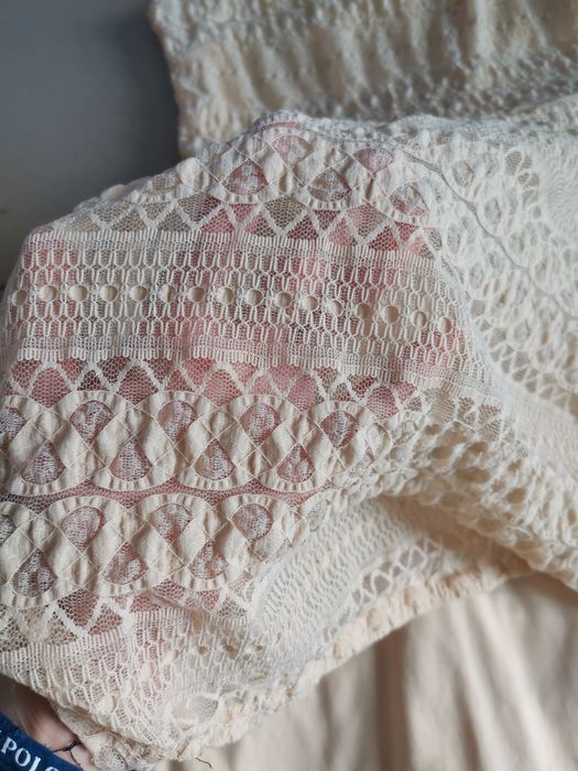 Krótka koronkowa sukienka tiulowa  na ramiaczkach rozkloszowana 40 L