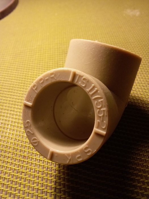 Уголок пластиковый 25 мм ×25 мм