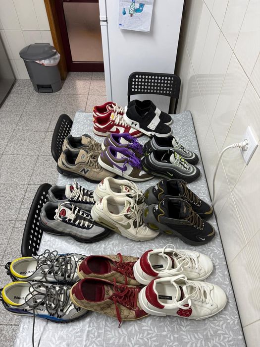 Várias pares de sapatos à venda,