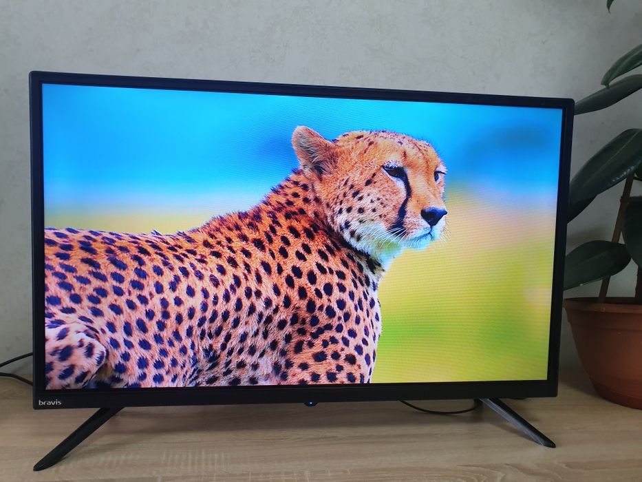 Шикарный Smart TV. BRAVIS 32" Wi-Fi. T2.