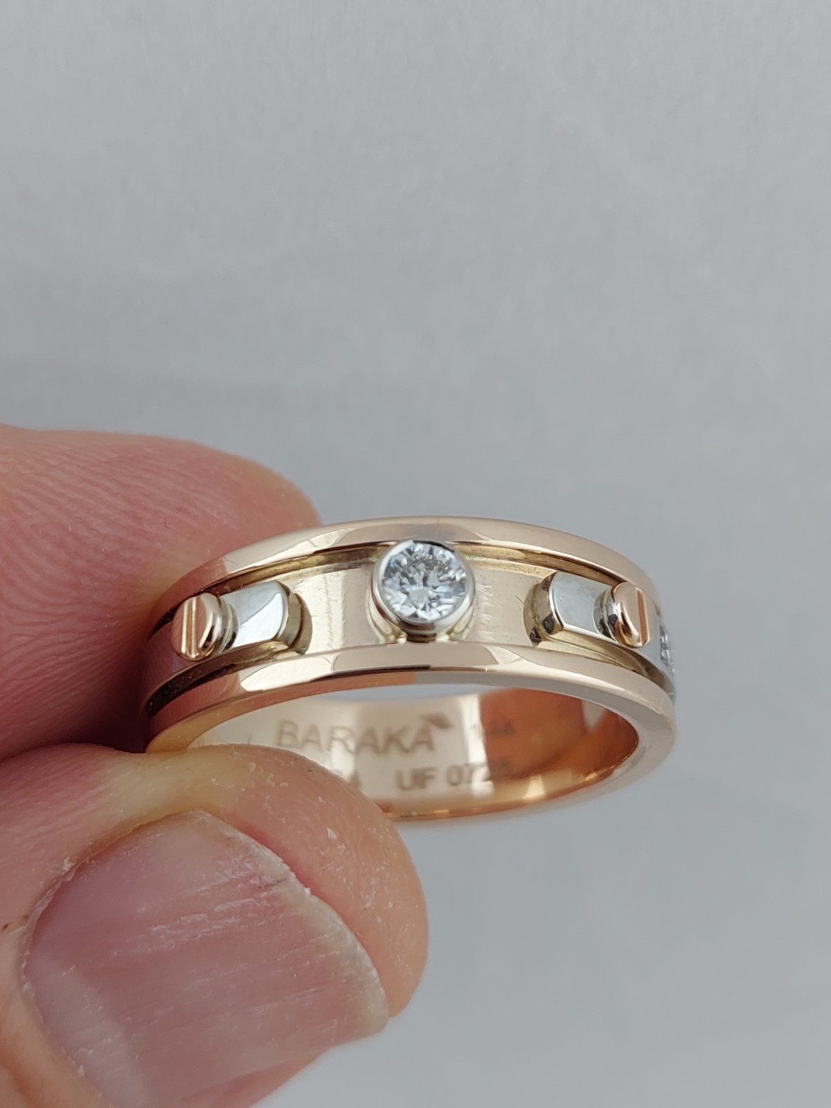 Золотое кольцо с бриллиантом в стиле Baraka