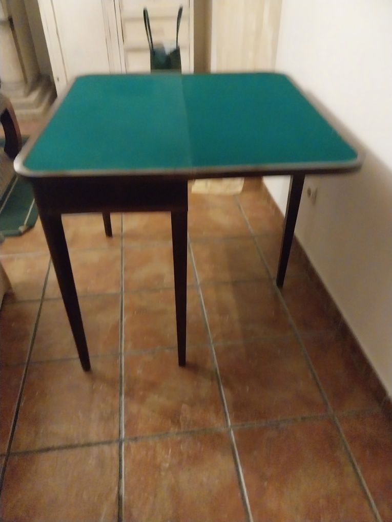 Mesa de jogo com pano verde