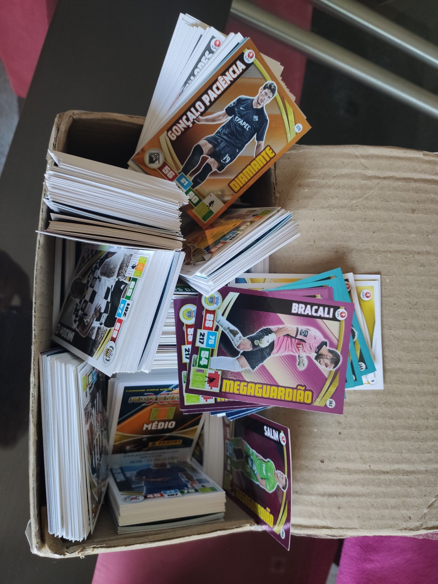 Lote com cerca de 400 cartas da Adenalyn XL 2015/16