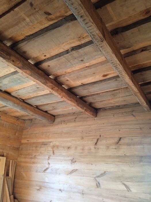 Дерев'яний будинок під розборку