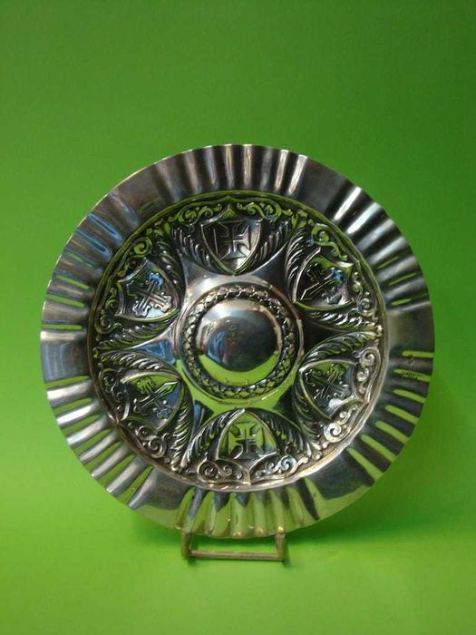 Salva recortada em prata