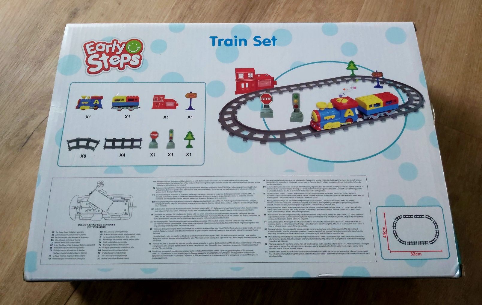 Pociąg EARLY STEPS train NOWY kolejka tory znaki stacją kolejowa