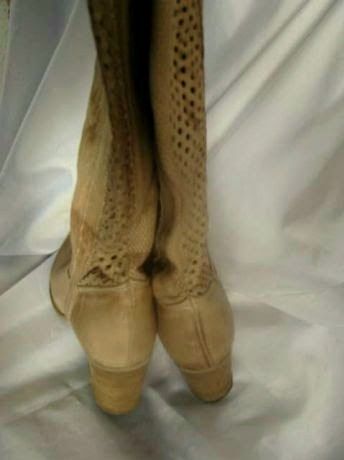 Botas lindas camel em pele manchada com furinhos