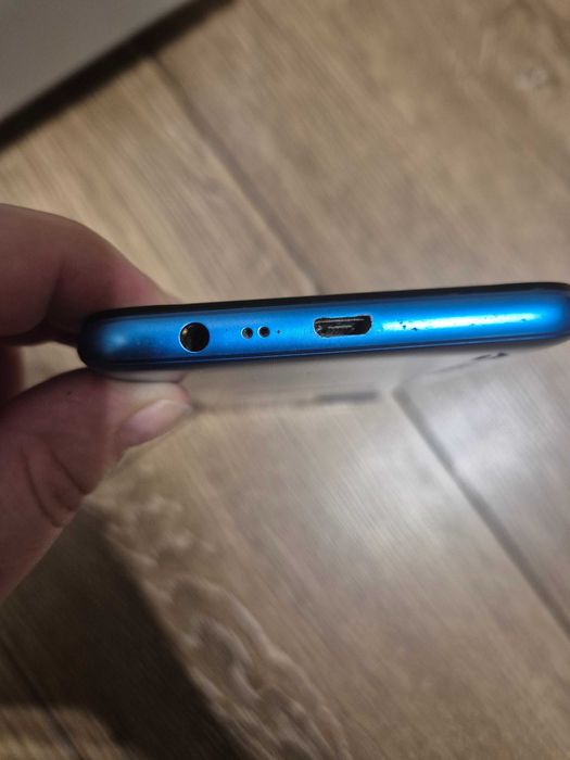Niebieski smartfon Realme C25Y