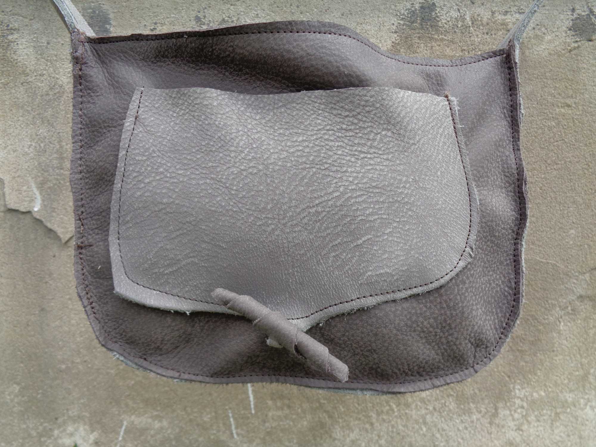Artystyczna mała skórzana torebka z liściem. Handmade