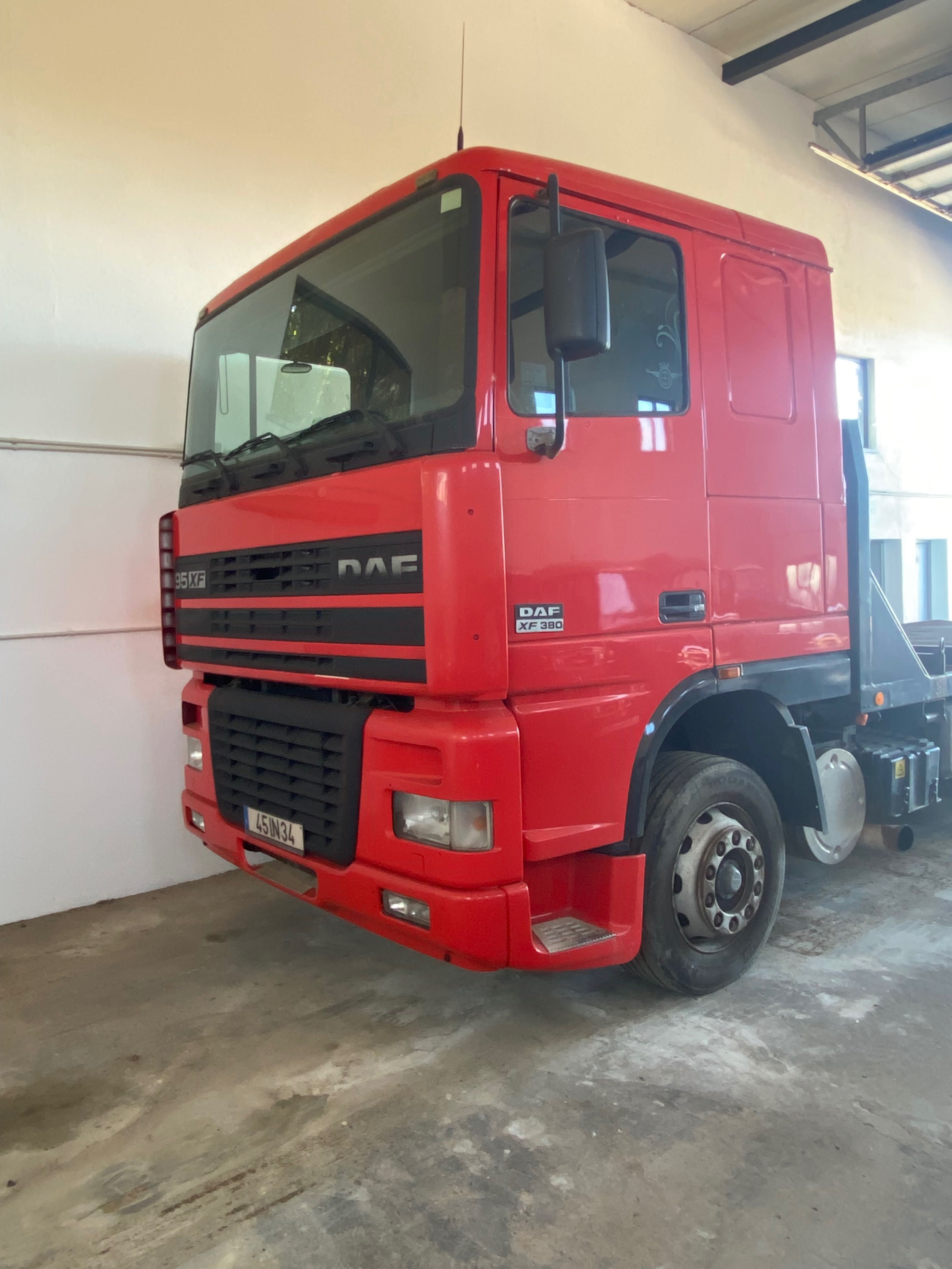 Camião DAF porta- maquinas