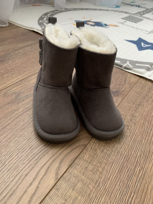 Уги дитячі зимові розмір десь на ніжку 10-11см