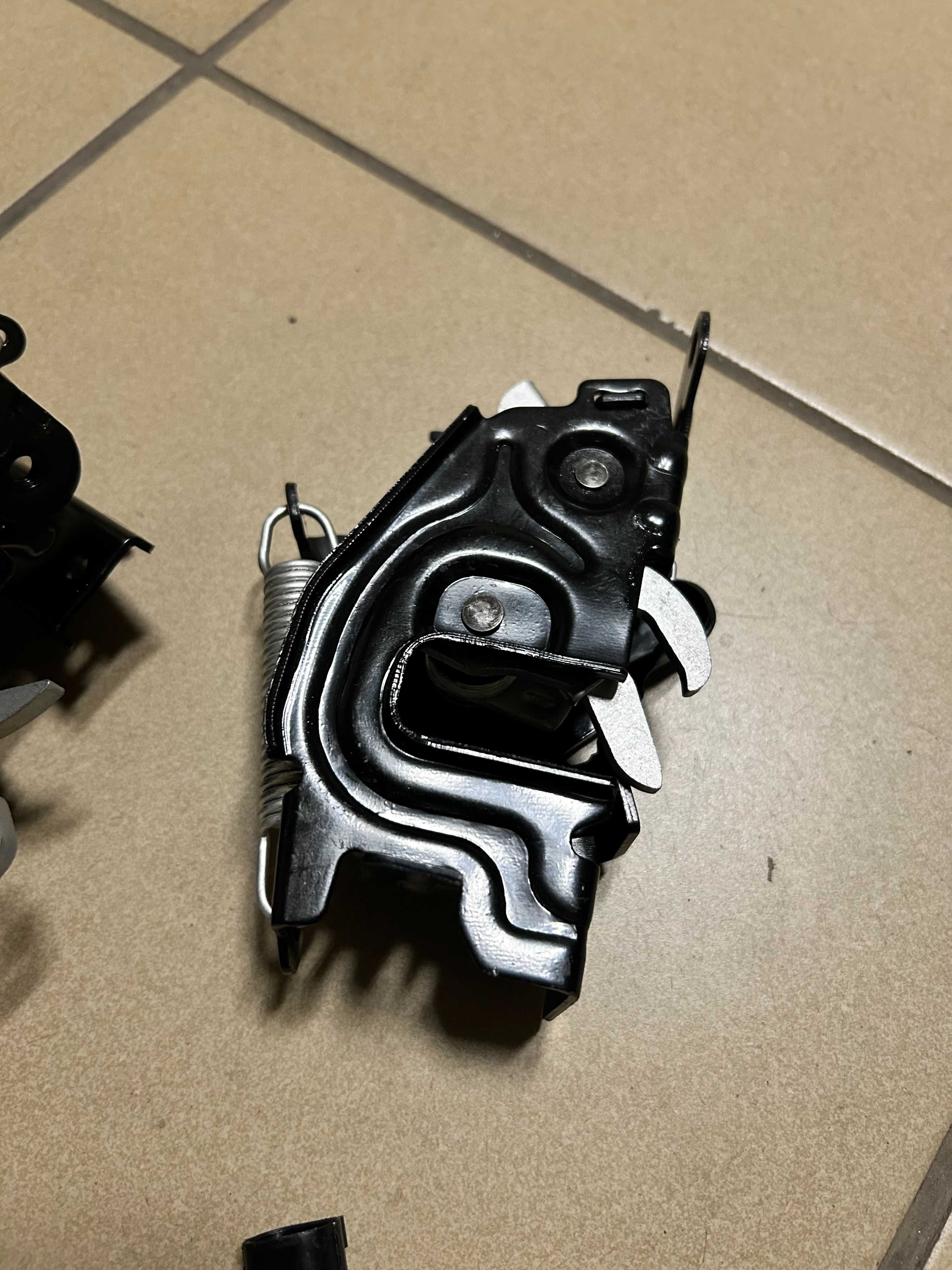 BMW 5 G30 G31 Замок капота правий 51237347410 лівий 51237347409
