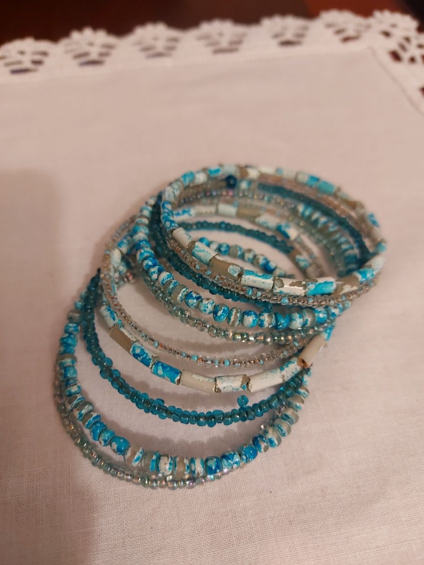 Pulseira de 10 voltas c/várias contas Turquesa e Branco.