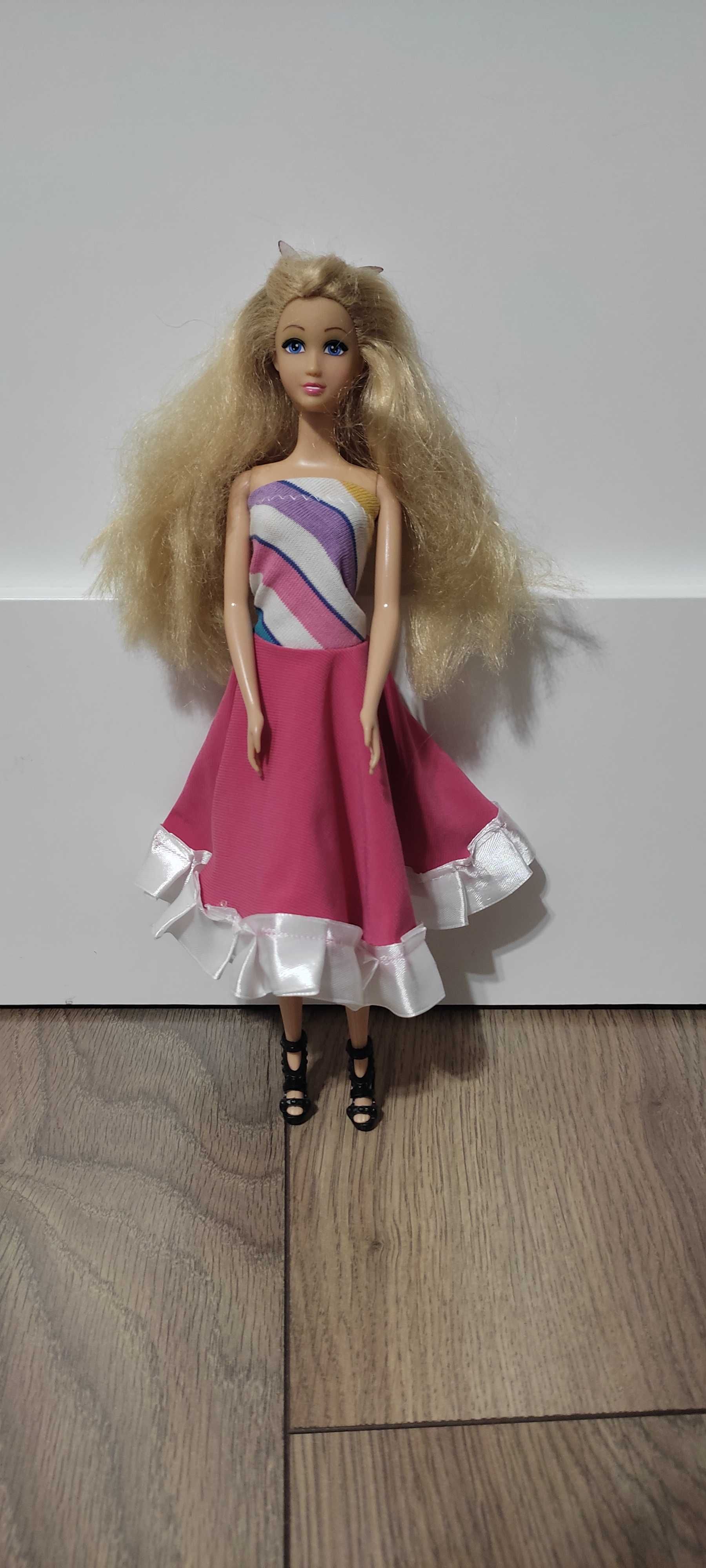 Lalka barbie ze zmiennymi sukienkami