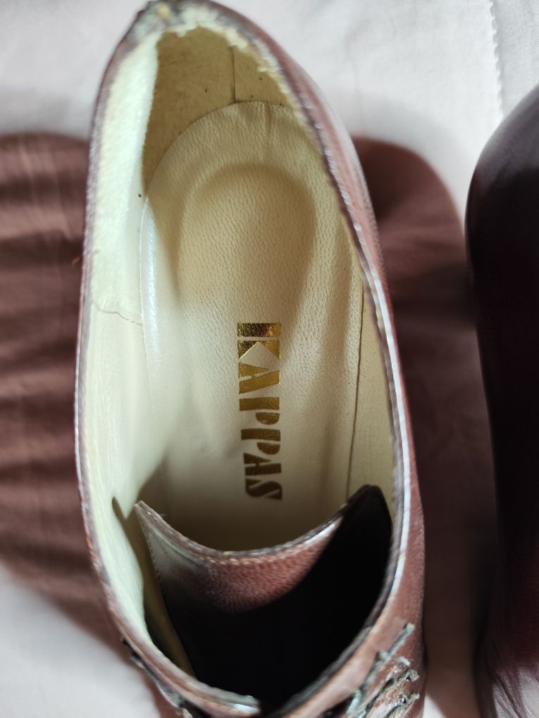 Vendo botins com apenas umas horas de uso