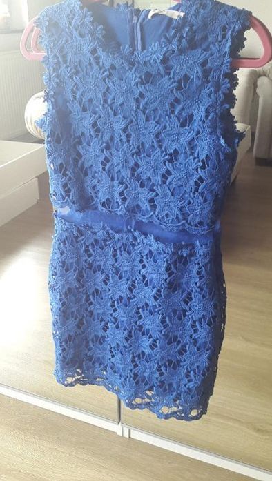 Sukienka z metką koronkowa kobaltowa