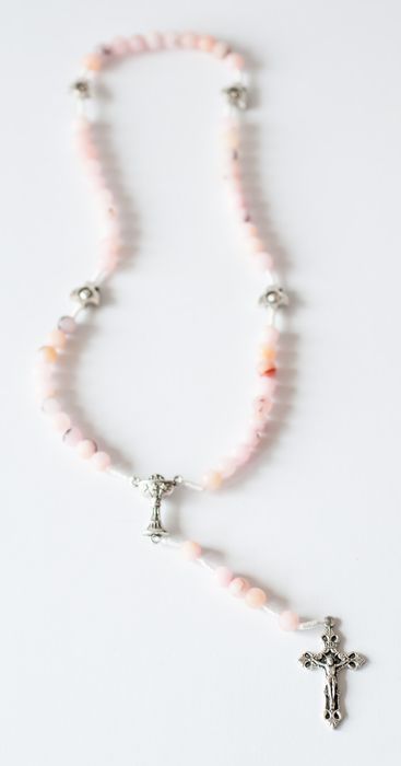 Komunijny różaniec z kamieni opal różowy na sznurku + etui sakiewka