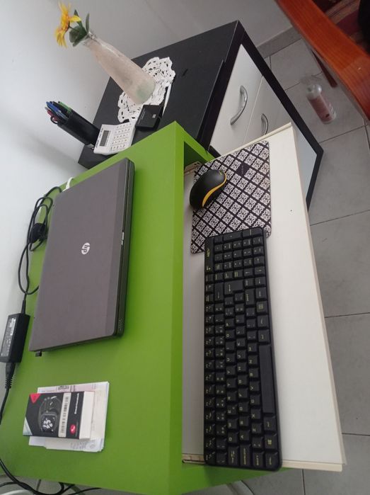 Mesa de Computador e Cómoda