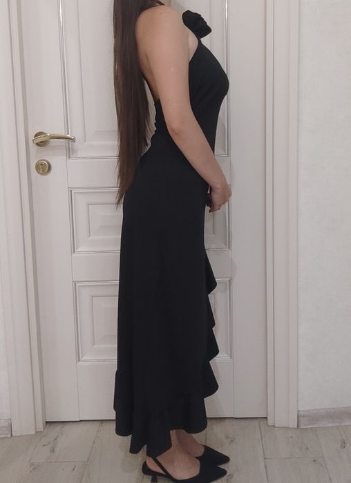 Чорна асиметрична сукня