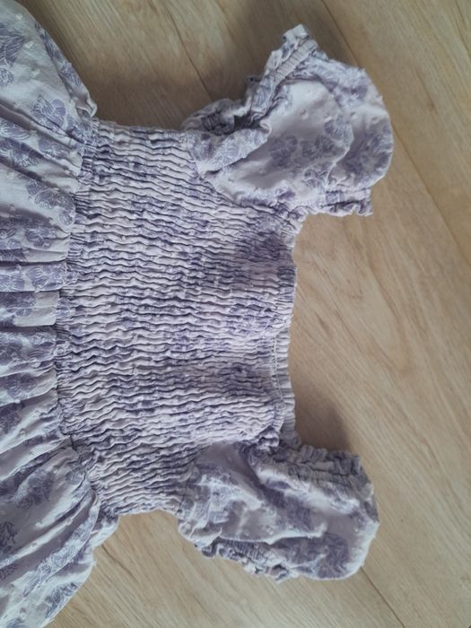 Liliowa sukienka marszczona r.110