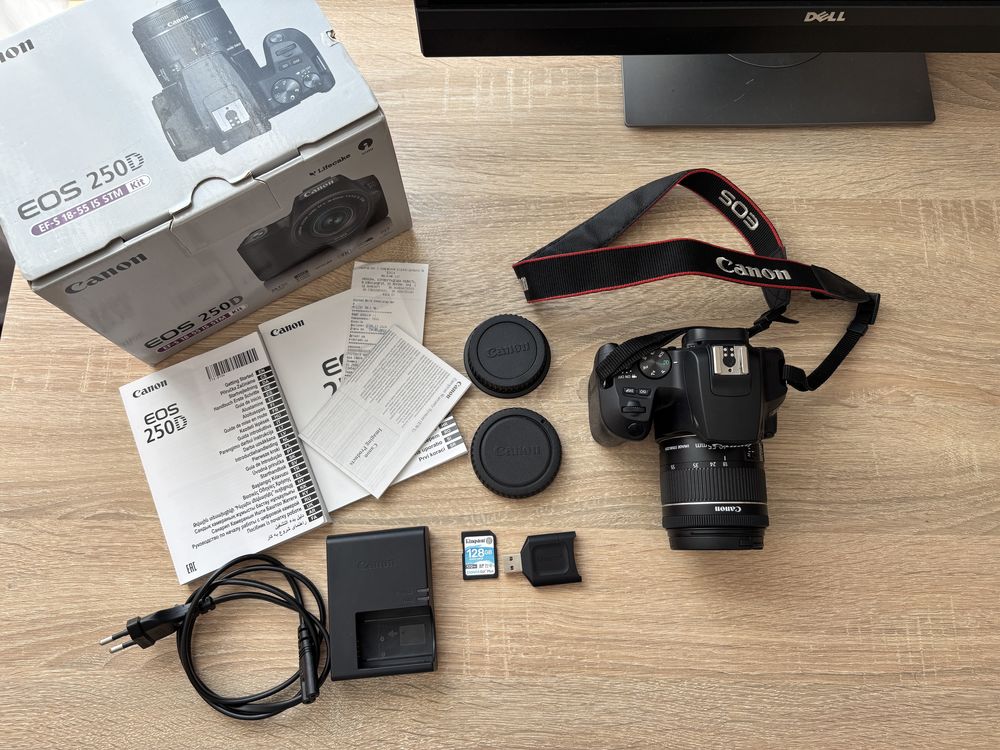 Фотоапарат Canon EOS 250D Kit 18-55mm EF-S IS STM (флешка+перехідник)