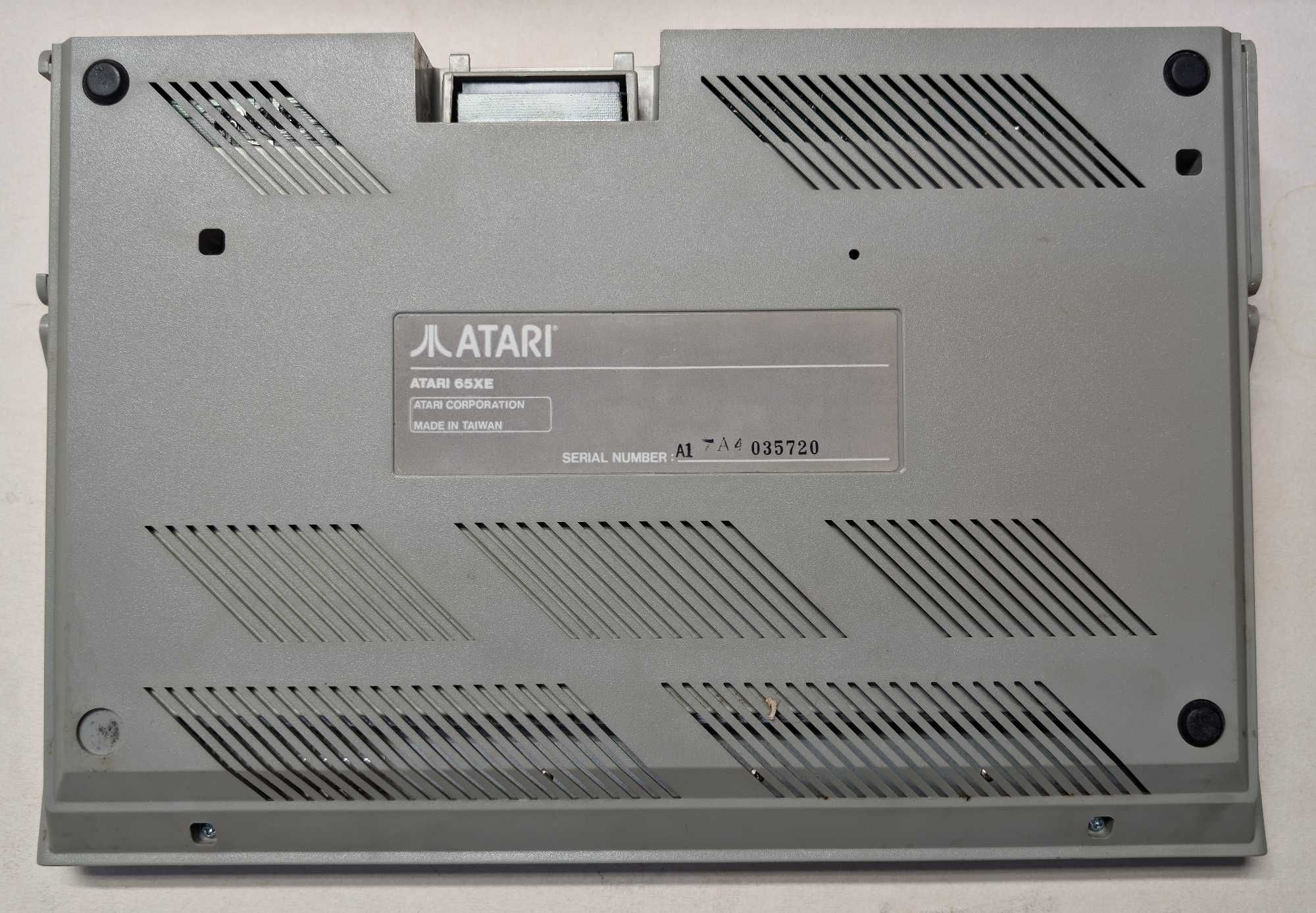 Komputer Atari 65XE + zasilacz + pudełko + instrukcje