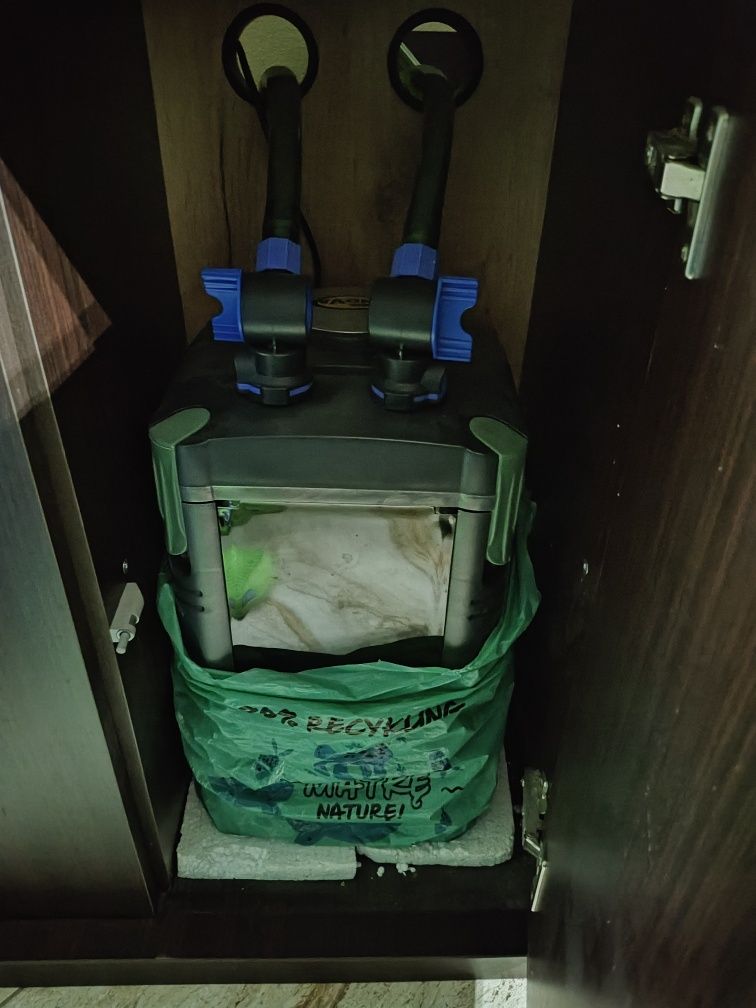 Akwarium 200l. z szafką, osprzętem i wszystkim co ma w sobie.