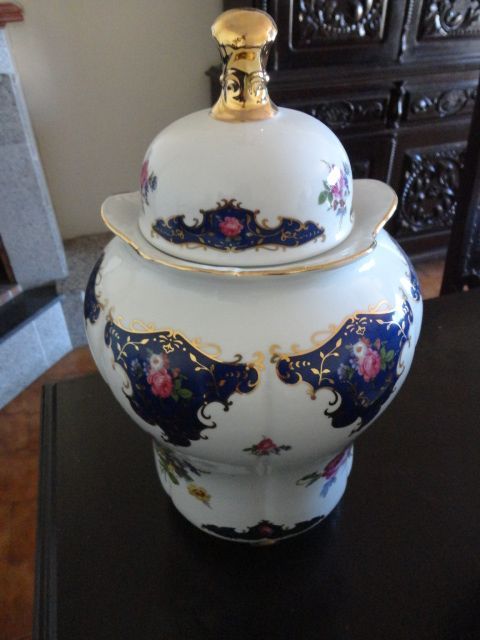 conjunto de loiça de decoração