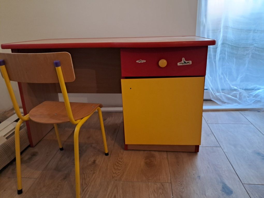Meble dzecięce komplet (szafki, regał, biurko) gratis lampa wisząca