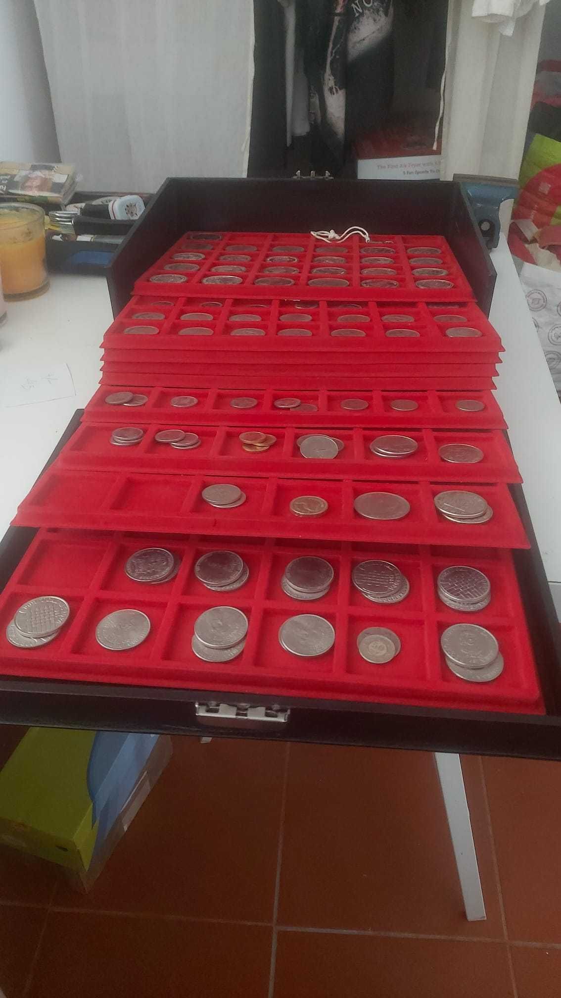 Coleção de mais de 300 moedas antigas