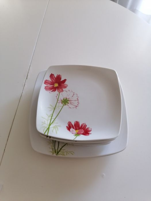 Conjunto de Pratos com Flores