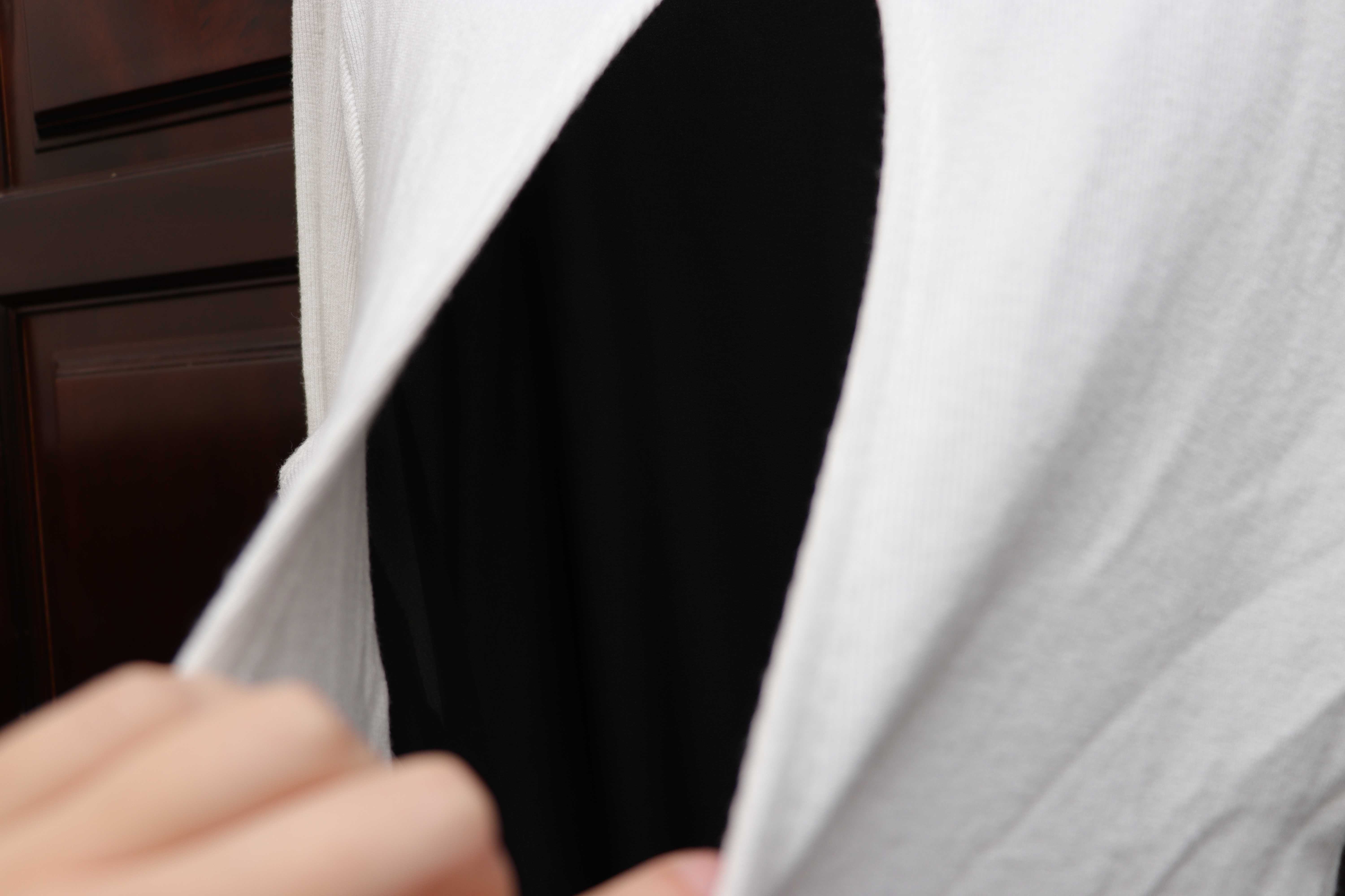 camisola branca com pormenor preto