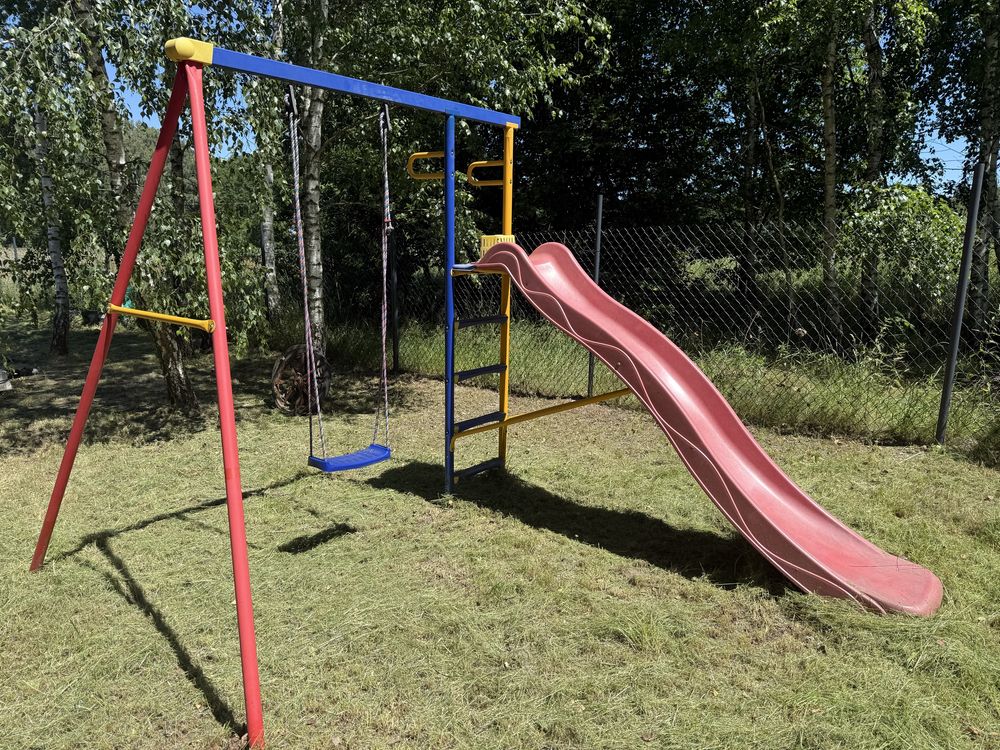 Plac zabaw zjezdzalnia hustawka trampolina piaskownica