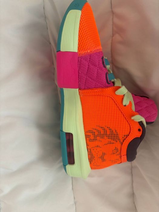 Продаю женские кроссовки Nike