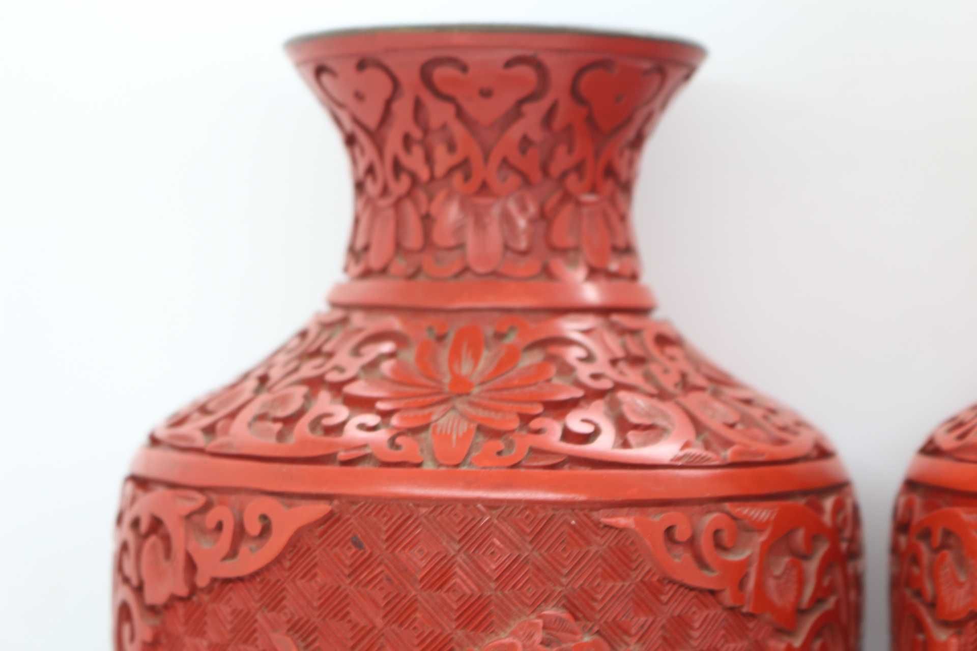 Par de Jarras Chinesas Laca Cinnabar Flores Lotus dupla face 31A cm