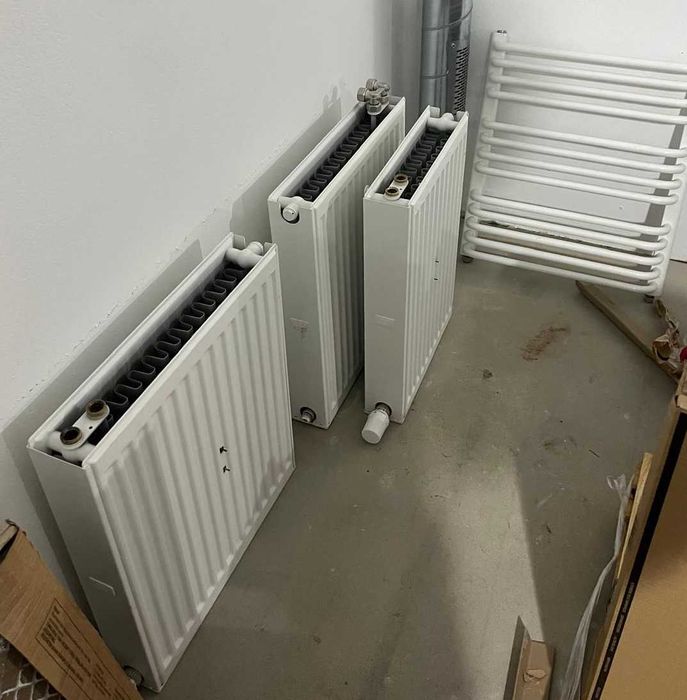 Sprzedam grzejniki stalowe (3 panelowe, 1 łazienkowy)