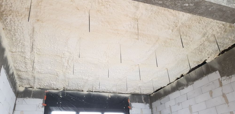 Ocieplenie pianką izolacja pianą docieplenia dachu poddasza piana pur