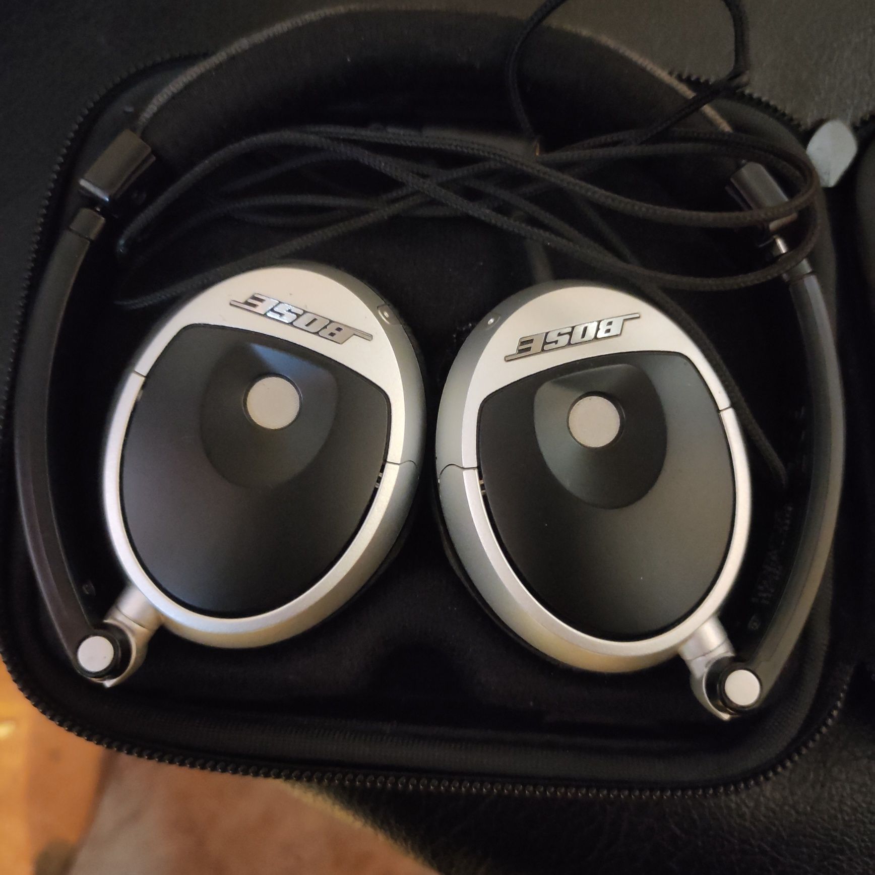 Навушники Bose on-ear headphones.
