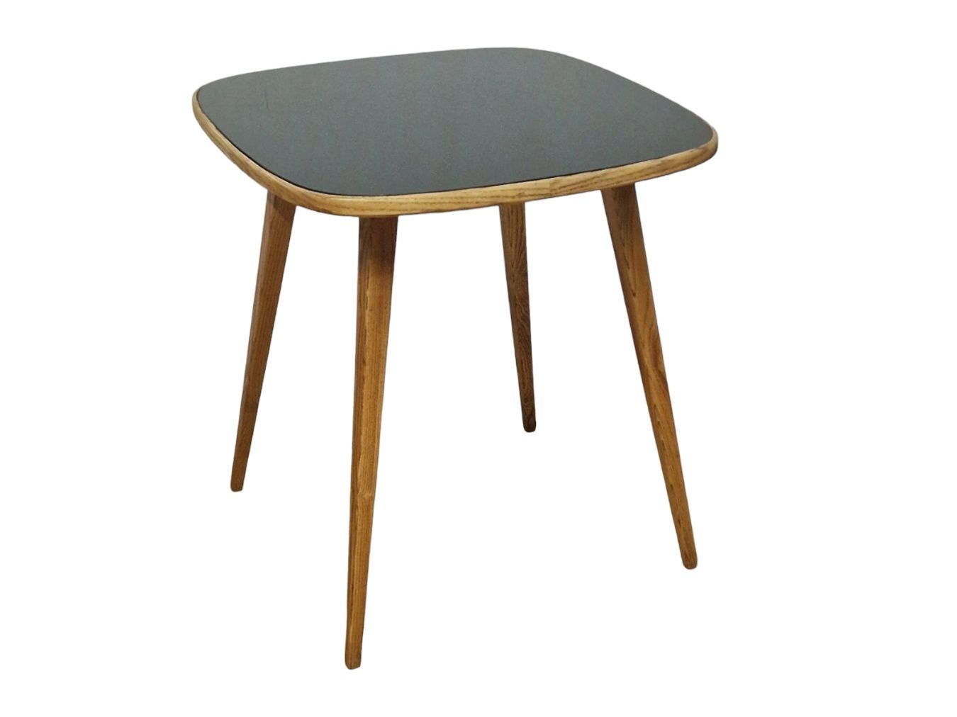 Jesionowy stolik z czarnym blatem ze szkła
projekt Hanna Lachert