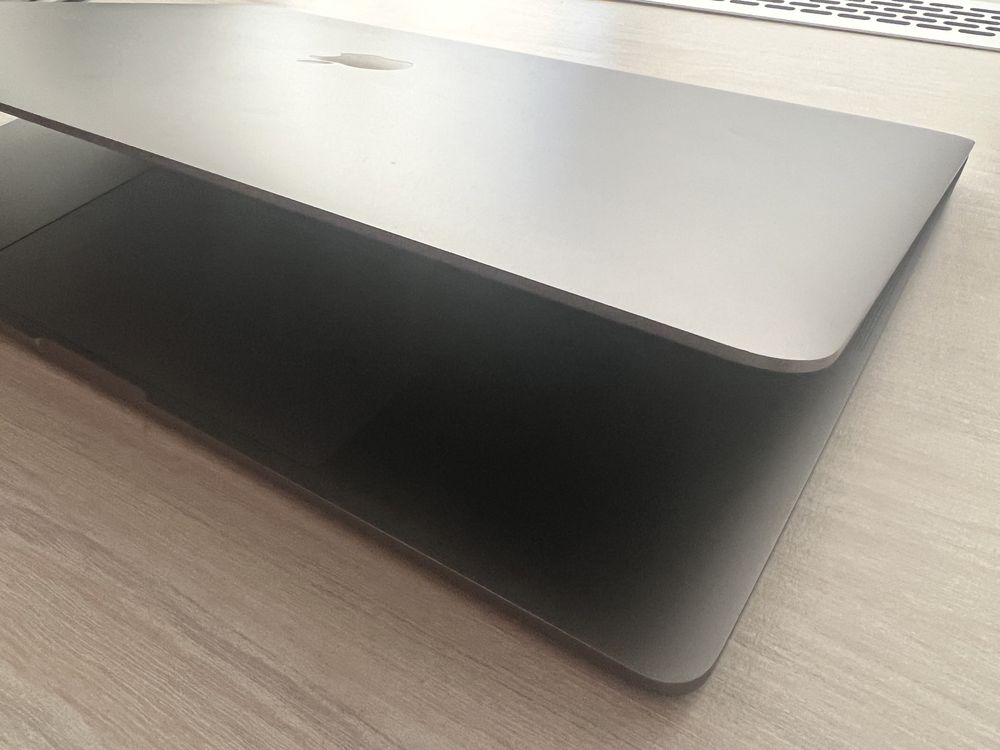 Apple Macbook Pro Retina 15.4 i9 16gb 1TB